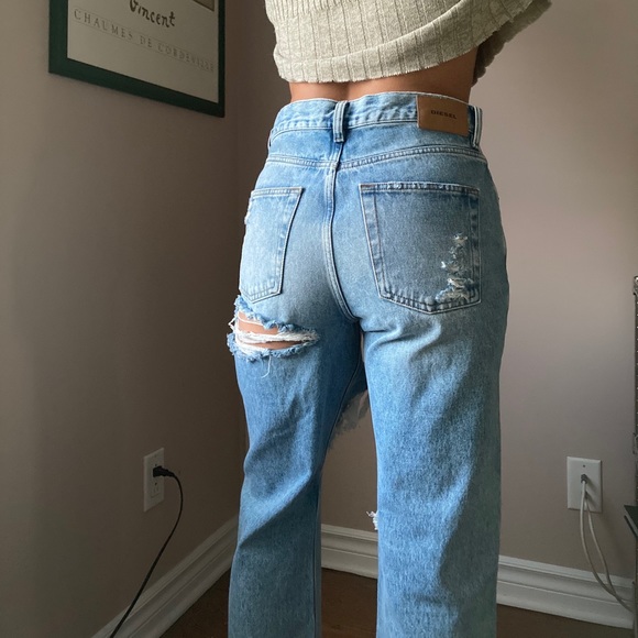 Light wash distressed diesel jeans - Picture 4 of 15